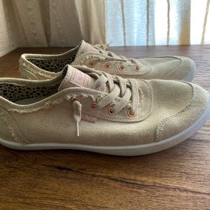 Dr. Scholl’s sneakers with Echo Foam 8.5 M